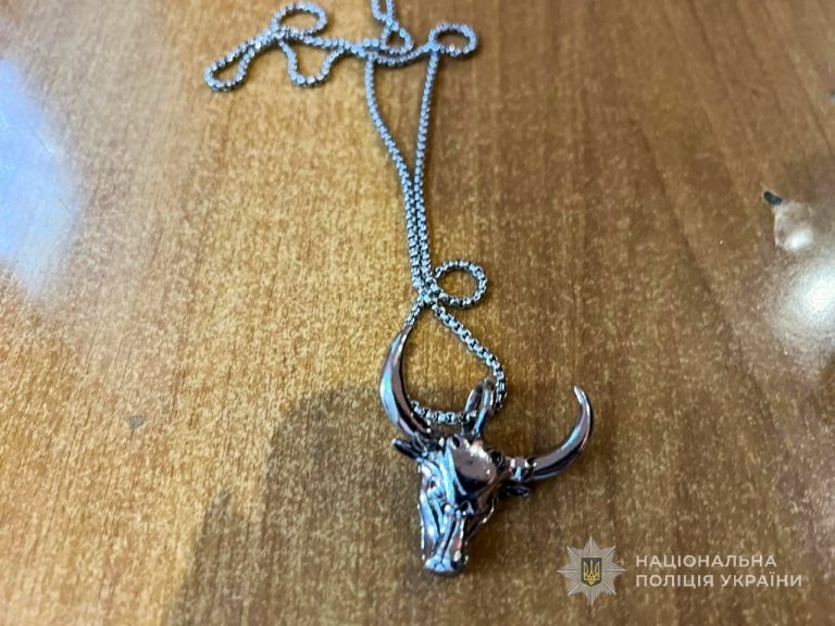 В Одесі на лаві підсудних опиниться чоловік, який заради дешевої біжутерії погрожував пістолетом