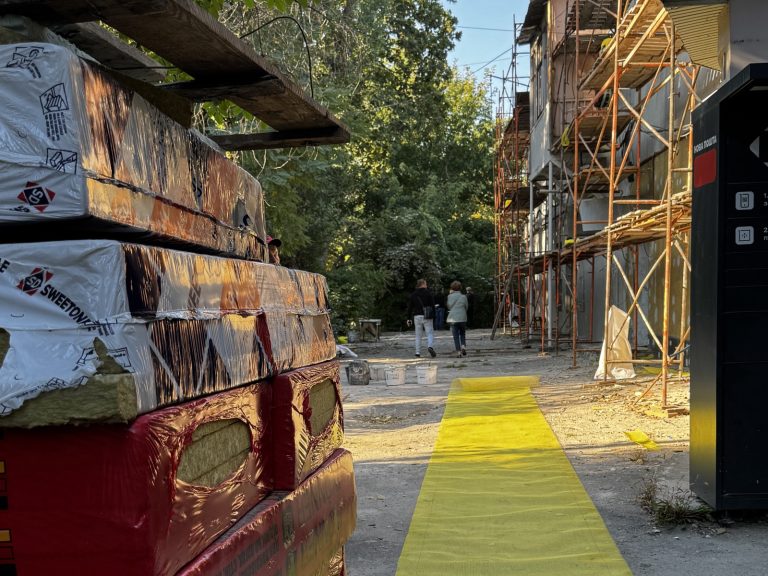 В Одесі на проспекті Шевченка відновлюють двоповерховий будинок після російських атак