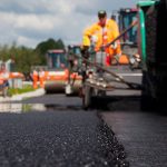 В Одесі оновлюють проїзд біля житлових будинків: ремонтують тротуари, люки та систему водовідведення