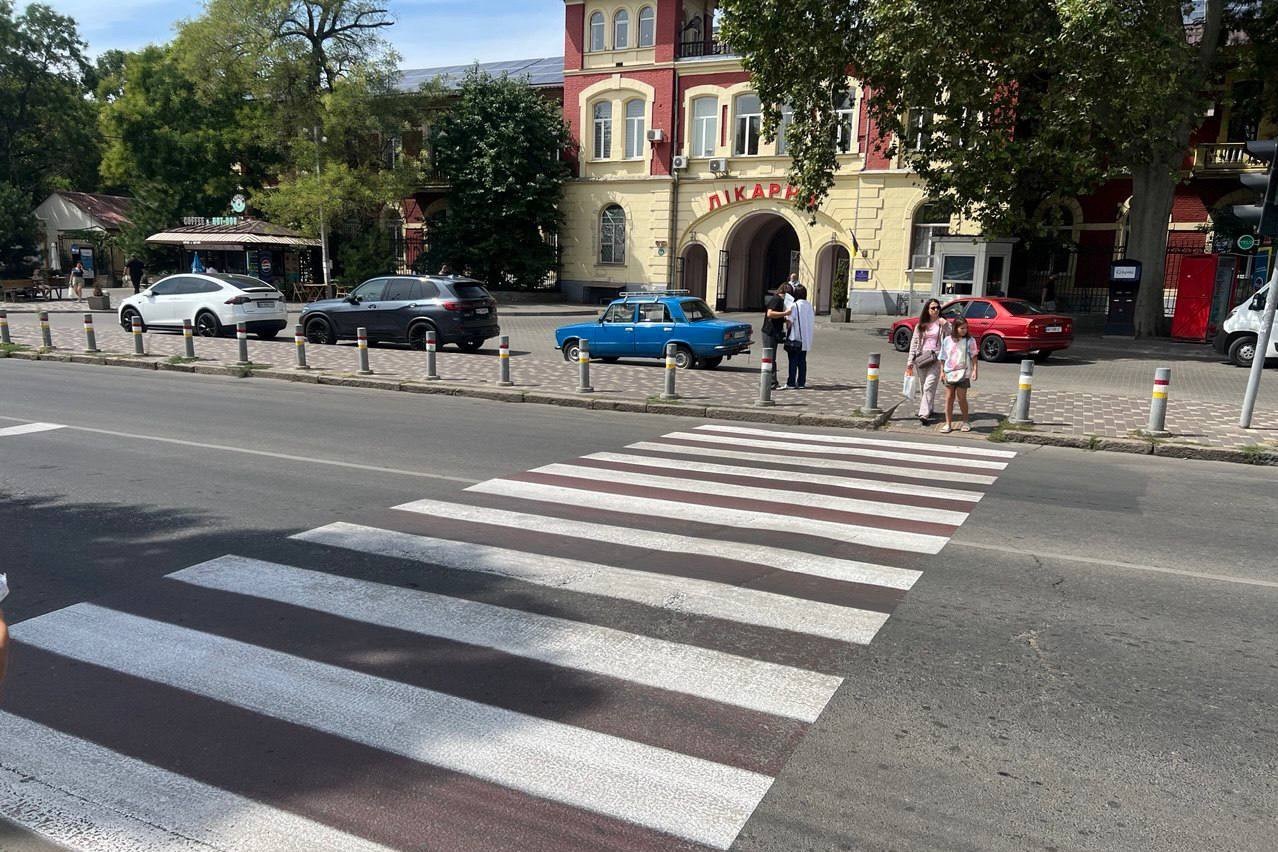 В Одесі підвищують безпеку шкіл — нові пішохідні переходи та оновлена дорожня розмітка