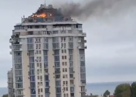 В Одесі покрівля багатоквартирного будинку охоплена вогнем — оприлюднено