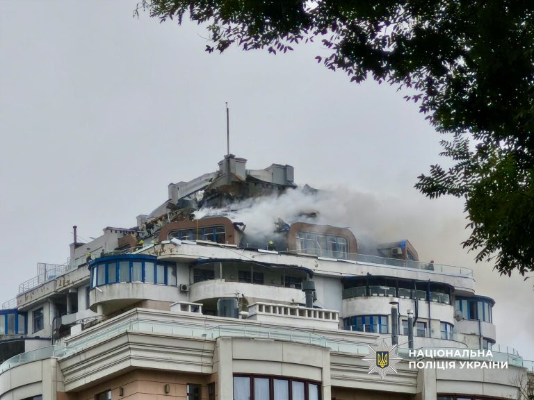 В Одесі правоохоронці фіксують руйнування після атаки РФ на багатоквартирний будинок
