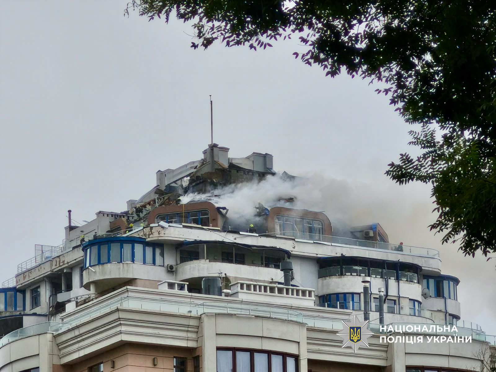 В Одесі правоохоронці фіксують руйнування після атаки РФ на багатоквартирний будинок