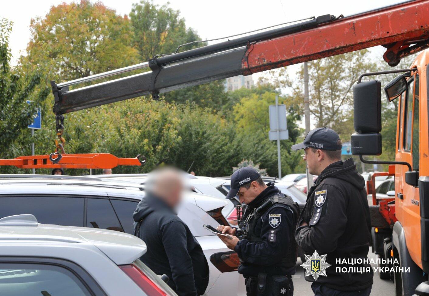 В Одесі притягнули до відповідальності кермувальників за самовільну стоянку — дві машини відбуксирували спецтехнікою