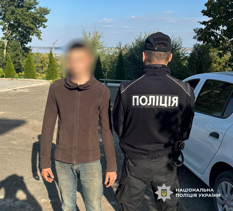 В Одеській області 18-річний юнак навів пістолет на школяра, щоб зняти