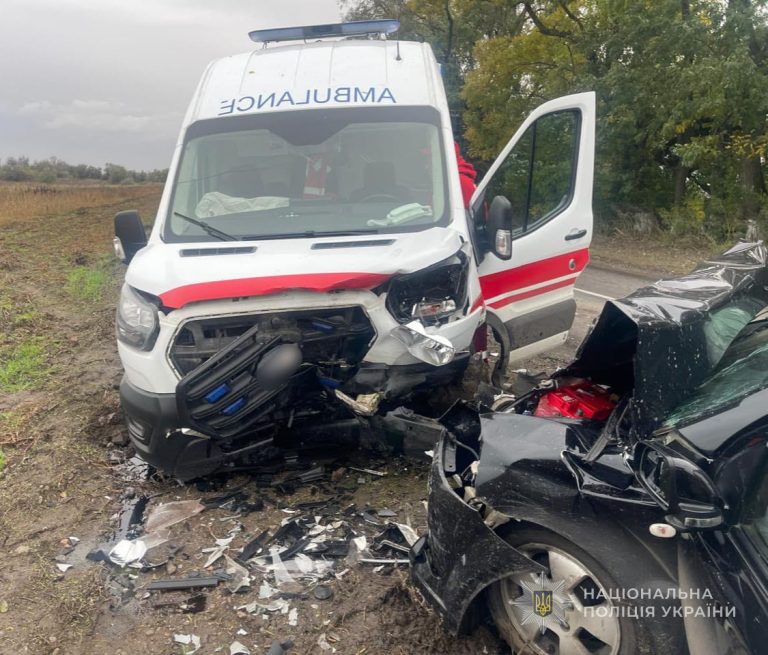 В Одеській області легковик врізався в карету швидкої допомоги: одна жінка загинула, двоє її неповнолітніх онуків травмовані -