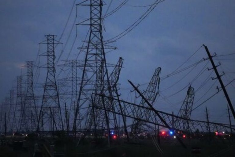 В Україні радять заздалегідь підготуватися до ймовірних відключень електроенергії: поради від енергетиків, що слід зробити негайно