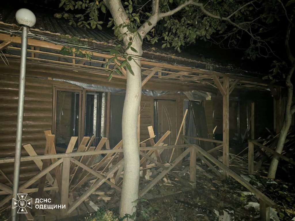 Вночі російські військові обстріляли курортні об’єкти та спалили кафе на півдні Одещини