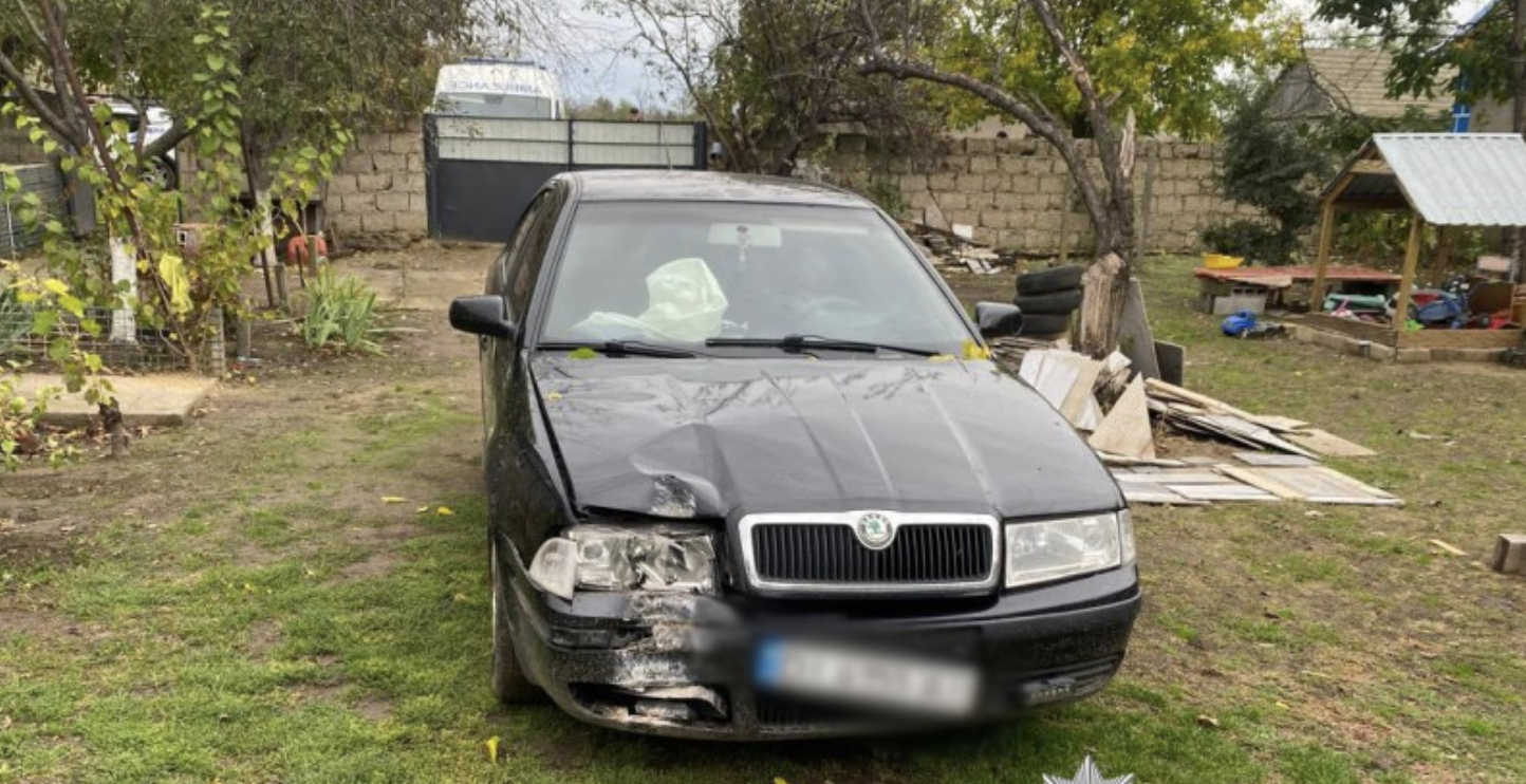 Водійка не зафіксувала малюка ременем і в'їхала в дерево в Одеській області — малюк отримав травми