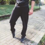 Зручність у русі та міський стиль: як носити спортивні штани поза залом -